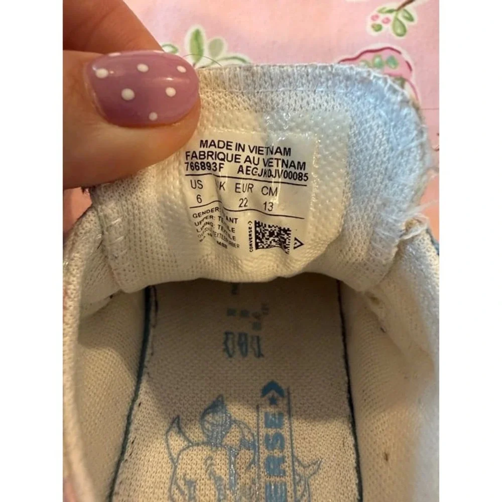 Converse Girls Shark Sneakers 6 GUC